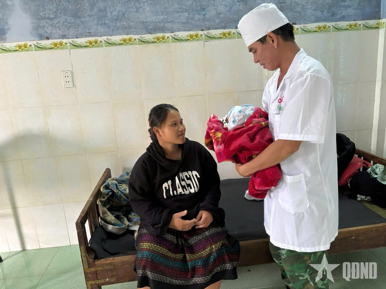 Quảng Trị: Quân y Biên phòng hỗ trợ sản phụ sinh con trong mưa lũ